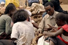 Milionário desiste de fortuna para cuidar de crianças na África: \"Deus falou comigo\"