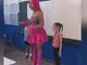 Professor trans se fantasia de Barbie para alunos de 7 anos em escola pública do MS