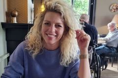 Cristã evangeliza durante atraso de voo e leva 4 pessoas a Jesus: \"O tempo é curto\"