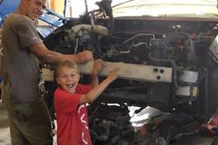 Menino de 8 anos levanta carro para salvar o pai e diz que foi ajudado por \"anjos\"