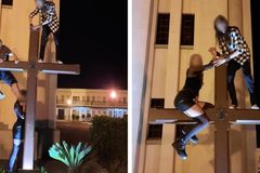 Jovens sobem em cruz da igreja e postam as fotos com palavrões, em SC