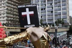 Transexual critica bancada evangélica na Parada Gay: \"A Bíblia tampa a visão do povo\"