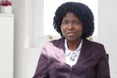 Enfermeira punida por usar colar de cruz processa hospital de Londres: 'Ataque à minha fé’