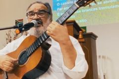 Cantor Stênio Marcius anuncia pausa para tratar depressão profunda e pede orações