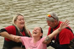 Ministério batiza mais de 800 pessoas em lago nos EUA: \"Avivamento\"