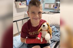 Menino curado de leucemia usa cachorros de pelúcia para evangelizar