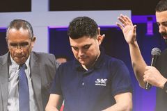 Primeiro refugiado iraniano se torna pastor e planta igreja persa no Brasil