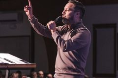Pastor diz que há um avivamento entre jovens nos EUA: \"Estão famintos por Deus\"