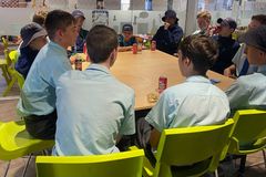 Adolescente de 15 anos prega a alunos na hora do intervalo: \"Eles têm fome da Bíblia\"