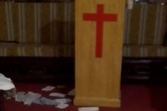 Pastor impede que igreja seja incendiada em ataque no Paquistão