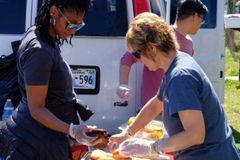 Cristãos distribuem alimentos nas ruas e levam 28 pessoas a Jesus, nos EUA