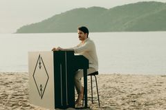 Gabriel Guedes lança clipe de \"Sê Forte\", baseado em testemunho de sua família