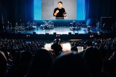 Ex-país comunista reúne mais de 2.000 evangélicos para orar por evangelismo