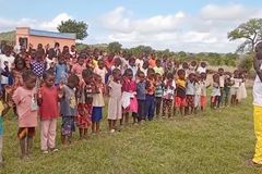 Crianças levam pais a Jesus através de cultos na escola, em Moçambique