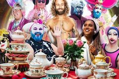 Grupo de drag queens zomba de Jesus e do Cristianismo em evento de Páscoa para crianças
