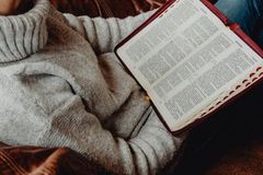 Autor dá dicas para cristãos com TDAH que têm dificuldades de ler a Bíblia e orar
