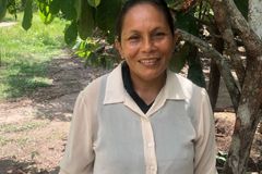 Mulher que subia monte 3 vezes por dia para orar por água vive milagre: \"Deus respondeu\"