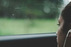 Após buscar solução na bruxaria, mulher se rende a Jesus e transforma sua família