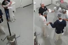 Funcionários fazem oração após conquista e vídeo emociona: ‘A fé em Deus nos ajudou’