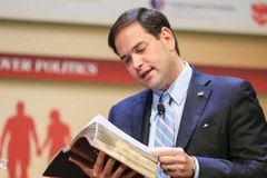 Ateus se unem para impedir que senador cristão cite a Bíblia