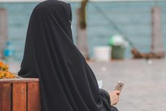 Mulheres do Afeganistão chicoteadas em público pelo Talibã falam sobre o trauma