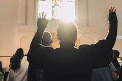 \"Abertos para a fé\": Igrejas no Reino Unido recebem mais fieis do que antes da pandemia