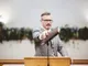 10 sinais de que você está em uma igreja tóxica