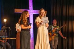 Mulher deixa ocultismo após pesquisar sobre Jesus na internet: ‘Tive um encontro com Ele’