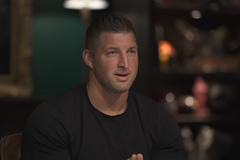 Ex-astro da NFL alerta sobre o abuso sexual infantil: ‘Acontece em casa’