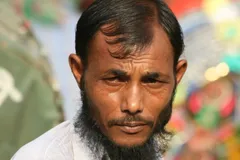 Cristão é espancado por multidão após falar de Jesus em sua barbearia, em Bangladesh