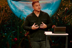 Ex-ator pornô que virou pastor alerta sobre sites pornográficos: ‘Alimentam o abuso sexual’