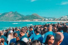 Igreja batiza mais de 1.200 pessoas em praia no RJ: \"Famílias se renderam a Cristo\"