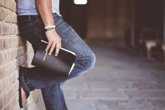 Cresce o engajamento bíblico entre homens jovens nos EUA após quatro anos de queda
