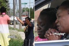 Viúva louva a Deus com a filha após ganhar carro: \"Obrigada, Pai\"