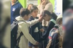 Pai se emociona ao ver crianças orando por sua filha na escola: \"A fé delas tem poder\"