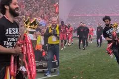 Alisson levanta taça da Premier League com camisa \"Jesus é o caminho, a verdade e a vida\"