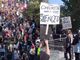 Adoração continua em Seattle após protesto contra evento cristão: \"A Igreja está viva\"