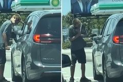 Motorista comove ao orar por homem que pedia esmola no semáforo: ‘Não ignore Jesus’