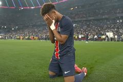 Jogador do PSG ora em campo após ganhar a Champions League: \"Glória a Deus\"