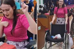 Jovem deixa cadeira de rodas durante culto: ‘O Espírito Santo me levou a andar’