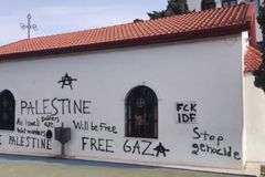 Igreja é vandalizada com pichações antissemitas e anti-Israel na Grécia
