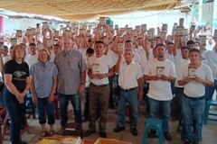 Missão distribui mais de 1.000 Bíblias em prisão de Honduras