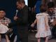Criança paralítica anda após receber oração no altar: \"Jesus vive e cura\"