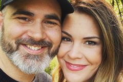 Marido é curado enquanto esposa ministrava louvor sobre \"milagres\"