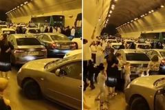 Durante ataque em Israel, pessoas se abrigam em túnel e cantam: \"Deus sempre me amou\"