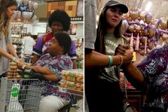 Mulher recebe oração e volta a andar em supermercado nos EUA