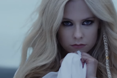 Avril Lavigne fala sobre fé em nova música, após vencer doença de Lyme