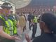 Policial tenta impedir pregadora em Londres: \"As pessoas não estão aqui para ouvi-la\"