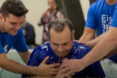 \"Marco histórico\": Iranianos são batizados em Igreja Persa em São Paulo