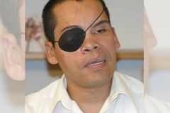 Evangelista prega para homem que o fez perder um olho, ao encontrá-lo na prisão